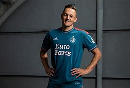 包含费耶诺德发布备战花絮，清晨绝杀压哨，德甲任务艰巨，医务组通报恢复的词条